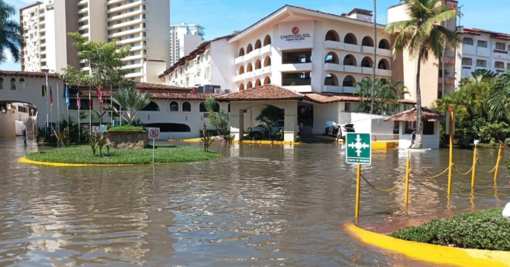 Lluvias Puerto Vallarta afectan 50 negocios y derriban 10 árboles